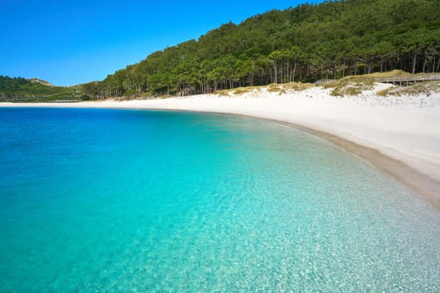 Playa de Rodas en las Islas Cíes con aguas turquesas y arena blanca
